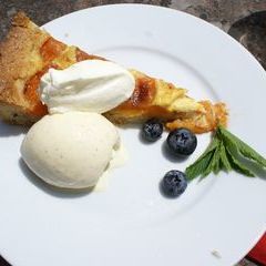 Samstag Mittag am Altar: Nachspeise Selbstgebackene Aprikosentarte mit Vanilleeis