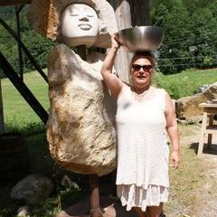Sous Köchin Birgit an ihrer Lieblingsskulptur Donnone mit Salatschüssel