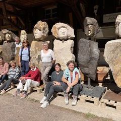 Die KursteilnehmerInnen von K7-23 mit der "Römischen Reihe", sieben Skulpturen für die Ausstellung Bad Ragartz 2024 nächstes Jahr in der Schweiz