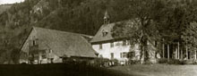 Der alte Maierhof mit quer zum Tal laufender Ökonomie und Dachreitertürmchen