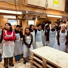 Hier stehen sie nun in Erwartung der Dinge&comma; die da kommen&colon; Die Sch&uuml;ler in ihren Sch&uuml;rzen&sol; Ah&iacute; est&aacute;n&comma; esperando lo que est&aacute; por venir&colon; los alumnos con sus delantales