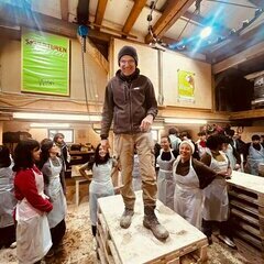 Der Organisator&comma; Bildhauer und Teamleiter Martin Wiese begr&uuml;&szlig;t die Sch&uuml;ler und erkl&auml;rt ihnen die Aufgabe&sol; El organizador&comma; escultor y jefe de equipo Martin Wiese da la bienvenida a los alumnos y les explica la tarea