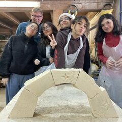 Das Team unter Teamleiter Thomas mit ihrem gestalteten Bogen&sol; El equipo&comma; dirigido por Thomas&comma; con su cartel dise&ntilde;ado