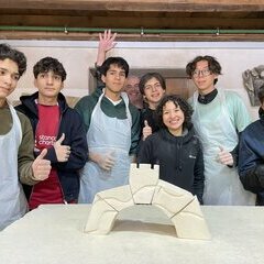 Das Team unter Teamleiter Peter mit ihrem gestaltetem Bogen&sol; El equipo&comma; dirigido por Peter&comma; con el cartel que han dise&ntilde;ado