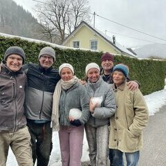 Das Team mit den Sch&uuml;lerinnen Tamara und Danika&period; Adios muchachas&excl;&sol; El equipo con las alumnas Tamara y Danika&period; &iexcl;Adi&oacute;s&comma; muchachas&excl;