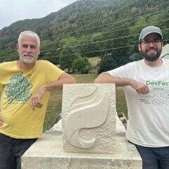 Das eyeworker Logo - umgesetzt als Relief in einem italienischen Kalkstein von diesem Zweierteam. Das eyeworker Logo - umgesetzt als Relief in einem italienischen Kalkstein von diesem Zweierteam.