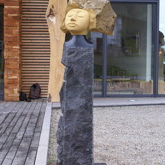 Die Skulptur Cosmea Gialla in der Ausstellung JonnyB. in D- 79295 Laufen