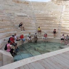 Erläuterungen im Odeon von Patara