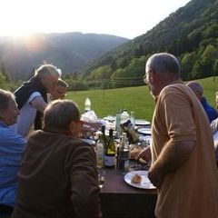 Schnell den Sundowner noch ins Glas schütten bevor die Sonne für heute den Maierhof verläßt !