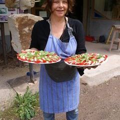 Köchin Christine im Eifer des Gefechts mit Töpfen und Salatschüsseln