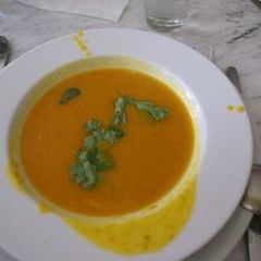 Samstag Mittag: Kürbissuppe in zwei Varianten, klassisch und asiatisch als Vorspeise