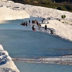 Die Kalksinterterrassen von Pamukkale. Ein einstündiger Walk bergab in ständig fließendem warmen Wasser.