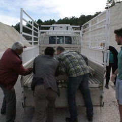 Ein gemieteter Pickup transportiert unsere Steine zu unserem über 200 km entfernten Arbeitsplatz in Patara.