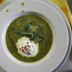 Samstag Mittag: Bärlauchsuppe mit Schmand und rotem Pfeffer