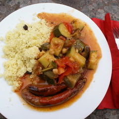 Samstag Mittag: Couscous mit Ratatouille und Merguez mit hausgemachtem Harissa.