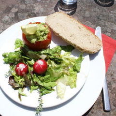 Samstag Mittag: Vorspeise Guacomole in Fleischtomaten und Salat