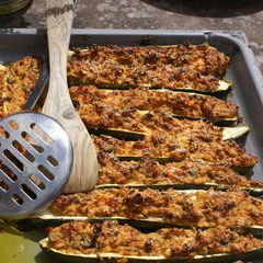 Sonntag Mittag. Hauptspeise Gefüllte Zucchini