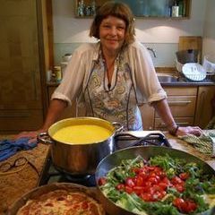 Christine, die verantwortliche Köchin für die Mittagsmahlzeiten am Maierhof.