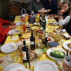 Gemeinsames und geselliges Abendessen am Freitag Abend