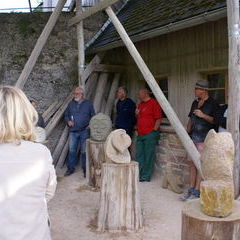 Konzentriertes Zuhören bei der Vernissage