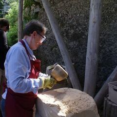 Erste Schläge in das aufskizzierte Gestein.