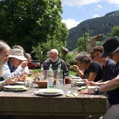 Endlich Sonne, endlich Altar, endliche Pause: Bienvenue au restaurant de Mme Christine !