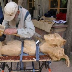 Ein Holzbildhauer zu Gast während des Kurses.