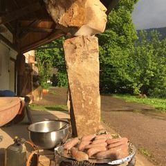 Doch zunächst abendliches Vesper unter Dach. Spektakel mit Selbstgewurstetem und warmen Regen und Regenbogen.