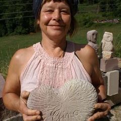 Köchin Christine mit einem selbstgehauenen Stein für ihren verstorbenen Kater