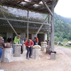 Völlige Konzentration im meditativem Rhythmus der schlagenden Werkzeuge.