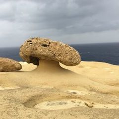 Wundersame Skulpturen im Kalkstein durch unterschiedliche Erosion des Korralin- und des weicheren Globigerinenkalksteins