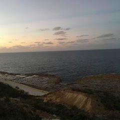 Blick auf die in den korallinen Kalkstein gehauenen Saltpans von Marsalforn