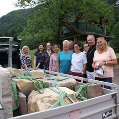 Glückliche Teilnehmer mit ihrer Steinausbeute