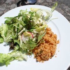 Grüner Salat und Coucous Salat als Vorspeise