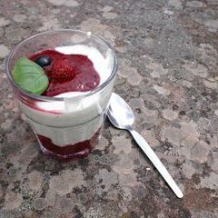 Sonntag Mittag am Altar: Nachspeise Sahnequark mit Beeren