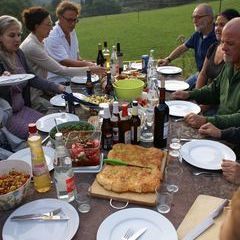 Die Tafel füllt sich. Doch für die 15 cm dicke Sandsteinplatte kein Problem ;-)