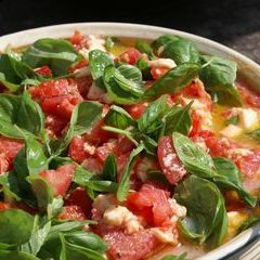 Samstag Mittag: Spaghetti mit frischen Tomaten, Mozzarella und Basilikum