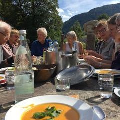 Und noch mal Mittagessen am Altar. Das Wetter lädt ein !