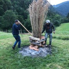 Vorbereitungen für das große Feuer am Samstag Abend