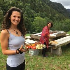 Elena und Barbara beim Tischeindecken am Altar !