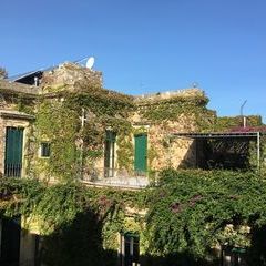 Morgendlicher Blick in den Innenhof des Palazzo Rollo.