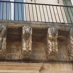 Konsolskulpturen eines der vielen Balkone in Lecce.