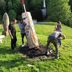 Die Feuerskulptur wird aufgebaut