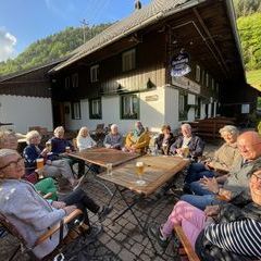 Am ersten Abned alle zusammen vollzählig zur Einkehr im Gasthaus zur Linde, besser bekannt als Napf.