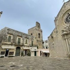 Vorplatz der Kathedrale Santa Annunziata in Otranto.