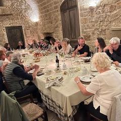 Abendessen an großem Tisch in der Masseria.