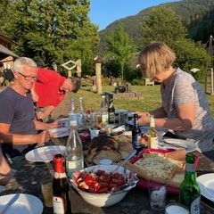 Abendliches Gelage am christlichen Altar