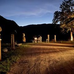 Nächtliches Panoramabild vom Aussengelände des Maierhofs