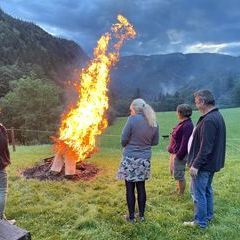 Restliche Zweige des letzten Weihnachtsbaumes lassen die Flammen hochschlagen.