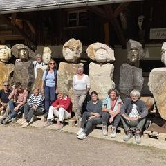 Die KursteilnehmerInnen von K7-23 mit Kursleiter vor der "Römischen Reihe", sieben Skulpturen für die Ausstellung Bad Ragartz 2024 nächstes Jahr in der Schweiz